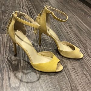 Botkier yellow Anna heel with tassel zipper sz 8